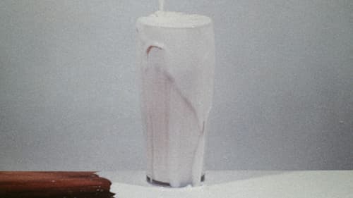 To Pour Milk into a Glass Bild 2