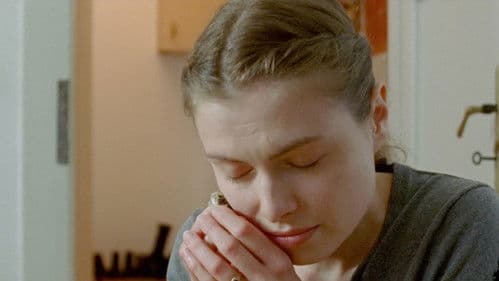 A Bird in the Field Bild 1