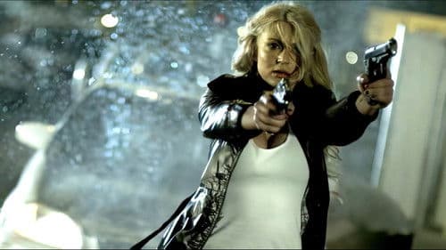 MoniKa - Eine Frau sieht rot Bild 1