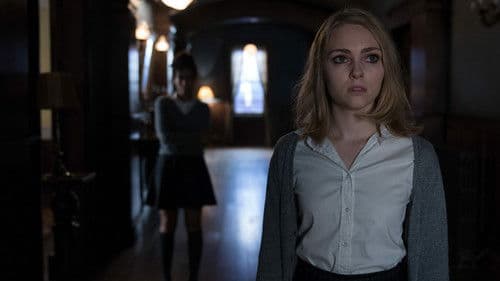 Down a Dark Hall Bild 5